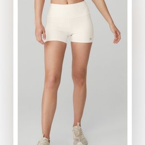 ALO Yoga 3” airlift high rise shorts- ivory- small